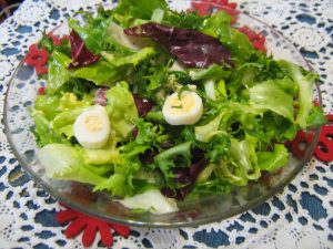Листовой салат микс с перепелиными яйцами