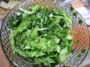 Салат листовой с зеленым луком